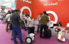 Además, si no tienes tiempo para hacer ejercicio, puedes tratar de montar en un scooter de una rueda durante el viaje diario a casa o a la empresa. 